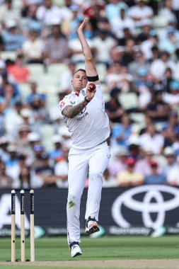 İngiltere 'den Brydon Carse topu 2 Temmuz 2025' te İngiltere 'nin Hindistan' a karşı Edgbaston, Birmingham 'daki 1. Rothesay Test Maçı' nda veriyor.