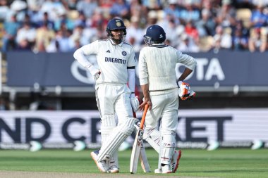 Hindistan kaptanı Shubman Gill de Hindistan 'dan Ravindra Jadeja ile konuşuyor. 2 Temmuz 2025' te İngiltere 'nin Hindistan ile Edgbaston, Birmingham' da oynadığı 1. Rothesay Test Maçı 'nda 300 koşu yaptılar.