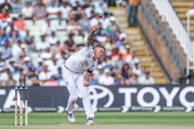 İngiltere 'den Brydon Carse topu 2 Temmuz 2025' te İngiltere 'nin Hindistan' a karşı Edgbaston, Birmingham 'daki 1. Rothesay Test Maçı' nda veriyor.