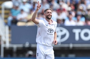 İngiliz Chris Woakes, İngiltere 'nin Edgbaston, Birmingham, İngiltere' de 2 Temmuz 2025 'te oynanan 1. Rothesay Test Maçı' nda Hintli KL Rahul 'u kutluyor.