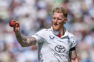 İngiltere kaptanı Ben Stokes, 2 Temmuz 2025 'te Birmingham, İngiltere' nin Edgbaston 'da Hindistan' a karşı oynanan 1. Rothesay Test Maçı 'nda topu yakaladı.
