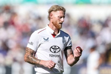İngiltere kaptanı Ben Stokes, 2 Temmuz 2025 'te Birmingham, İngiltere' nin Edgbaston 'da Hindistan' a karşı oynadığı 1. Rothesay Test Maçı 'nda topu teftiş ediyor.