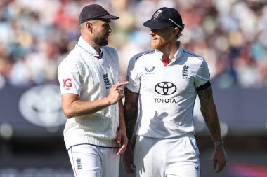 İngiliz Chris Woakes, İngiltere kaptanı Ben Stokes ile 2 Temmuz 2025 'te İngiltere' nin Edgbaston, Birmingham 'da Hindistan' a karşı oynadığı 1. Rothesay Test Maçı 'nda görüştü.