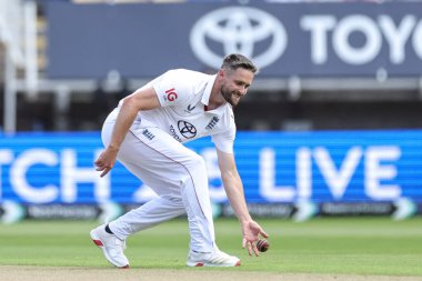 İngiltere 'den Chris Woakes topu 2 Temmuz 2025' te İngiltere 'nin Edgbaston, Birmingham' da Hindistan 'a karşı oynadığı 1. Rothesay Test Maçı' nda alıyor.