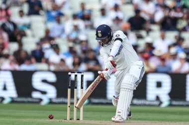 Hindistan kaptanı Shubman Gill, 2 Temmuz 2025 'te İngiltere' nin Hindistan 'a karşı Edgbaston, Birmingham' da oynanan 1. Rothesay Test Maçı 'nda bir koşu için topa vuruyor.