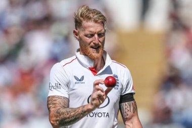 İngiltere kaptanı Ben Stokes, 2 Temmuz 2025 'te Birmingham, İngiltere' nin Edgbaston 'da Hindistan' a karşı oynadığı 1. Rothesay Test Maçı 'nda topu teftiş ediyor.