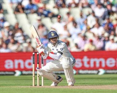 Hindistan kaptanı Shubman Gill, 2 Temmuz 2025 'te İngiltere' nin Edgbaston, Birmingham, İngiltere 'deki 1. Rothesay Test Maçı sırasında İngiltere' nin fedaisi Ben Stokes 'tan kaçtı.