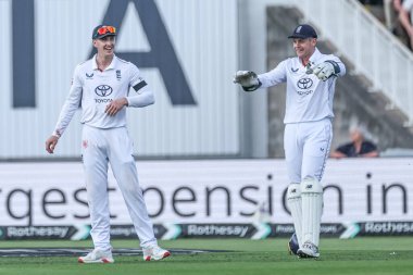 İngiltere 'den Harry Brook ve İngiltere' den Jamie Smith İngiltere 'nin Edgbaston, Birmingham, İngiltere' de 2 Temmuz 2025 'te oynanan 1. Rothesay Test Maçı' nda oynarken gülüyorlar.