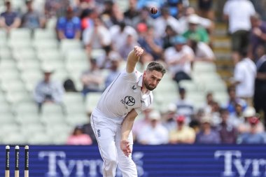 İngiltere 'den Chris Woakes topu 2 Temmuz 2025' te İngiltere 'nin Hindistan' a karşı Edgbaston, Birmingham 'da yaptığı 1. Rothesay Test Maçı' nda veriyor.