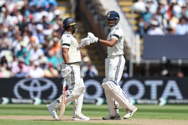 Hintli Yashasvi Jaiswal, 2 Temmuz 2025 'te İngiltere' nin Edgbaston, Birmingham, İngiltere 'de Hindistan' a karşı oynadığı 1. Rothesay Test Maçı 'nda Hintli Karun Nair ile yarım yüzyılını kutluyor.