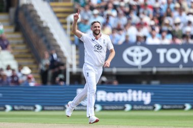 İngiliz Chris Woakes, İngiltere 'nin Edgbaston, Birmingham, İngiltere' de 2 Temmuz 2025 'te oynanan 1. Rothesay Test Maçı' nda Hintli KL Rahul 'u kutluyor.