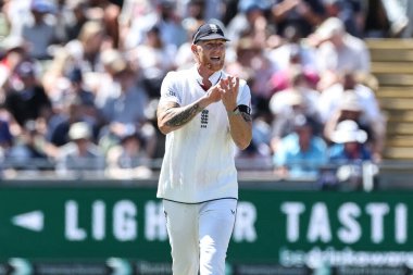 İngiltere kaptanı Ben Stokes, 2 Temmuz 2025 'te İngiltere' nin Edgbaston, Birmingham 'da Hindistan' a karşı oynadığı 1. Rothesay Test Maçı 'nda oyuncularını alkışlıyor.