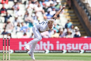 İngiltere kaptanı Ben Stokes topu 2 Temmuz 2025 'te Birmingham, İngiltere' nin Edgbaston 'da Hindistan' a karşı oynadığı 1. Rothesay Test Maçı 'nda veriyor.