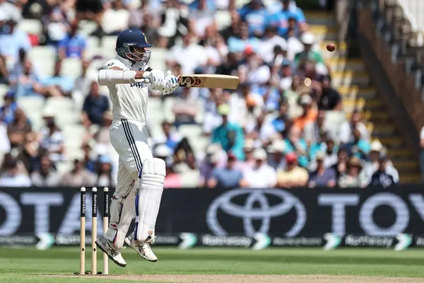 Hintli Yashasvi Jaiswal, İngiltere 'nin Edgbaston, Birmingham, İngiltere' de 2 Temmuz 2025 'te Hindistan' a karşı oynadığı 2. Rothesay Test Maçı 'nda 4 (4)' e ve yarım yüzyıla denk geldi.