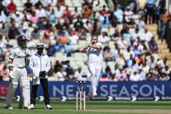İngiltere 'den Chris Woakes topu 2 Temmuz 2025' te İngiltere 'nin Hindistan' a karşı Edgbaston, Birmingham 'da yaptığı 1. Rothesay Test Maçı' nda veriyor.