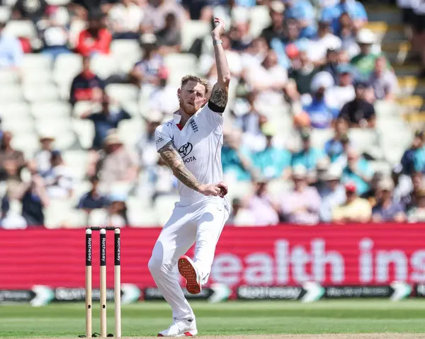 İngiltere kaptanı Ben Stokes topu 2 Temmuz 2025 'te Birmingham, İngiltere' nin Edgbaston 'da Hindistan' a karşı oynadığı 1. Rothesay Test Maçı 'nda veriyor.