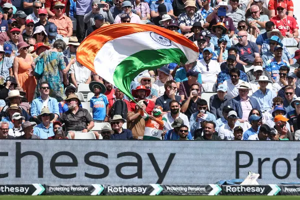 Hindistan 'ın yüzü boyalı bir taraftarı 2 Temmuz 2025' te İngiltere 'nin Hindistan' a karşı Edgbaston, Birmingham 'da oynadığı 1. Rothesay Test Maçı' nda Hindistan 'ın bayrağını dalgalandırdı.