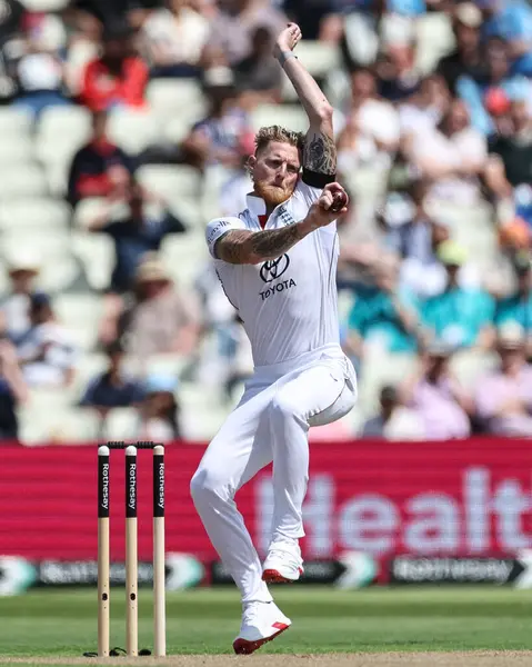 İngiltere kaptanı Ben Stokes topu 2 Temmuz 2025 'te Birmingham, İngiltere' nin Edgbaston 'da Hindistan' a karşı oynadığı 1. Rothesay Test Maçı 'nda veriyor.