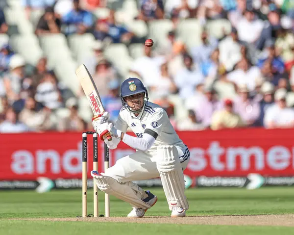 Hindistan kaptanı Shubman Gill, 2 Temmuz 2025 'te İngiltere' nin Edgbaston, Birmingham, İngiltere 'deki 1. Rothesay Test Maçı sırasında İngiltere' nin fedaisi Ben Stokes 'tan kaçtı.