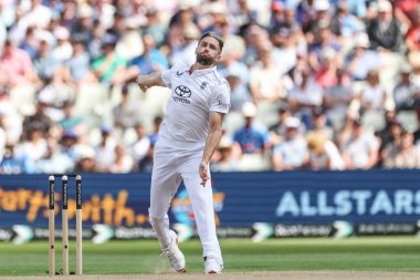 İngiltere 'den Chris Woakes topu 2 Temmuz 2025' te İngiltere 'nin Hindistan' a karşı Edgbaston, Birmingham 'da yaptığı 1. Rothesay Test Maçı' nda veriyor.