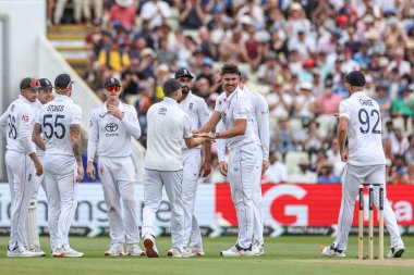 İngiltere 'den Josh Dil, Hindistan' dan Ravindra Jadeja 'nın kalesini 2 Temmuz 2025' te İngiltere 'nin Edgbaston, Birmingham' da Hindistan 'a karşı oynadığı 1. Rothesay Test Maçı' nda takım arkadaşlarıyla kutluyor.