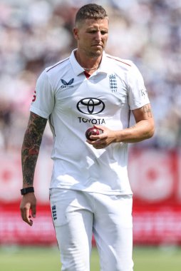 İngiltere 'den Brydon Carse 2 Temmuz 2025' te İngiltere 'nin Hindistan' a karşı Edgbaston, Birmingham 'da oynanan 1. Rothesay Test Maçı' nda bowlinge hazırlanıyor.