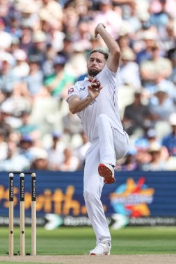 İngiltere 'den Chris Woakes topu 2 Temmuz 2025' te İngiltere 'nin Hindistan' a karşı Edgbaston, Birmingham 'da yaptığı 1. Rothesay Test Maçı' nda veriyor.