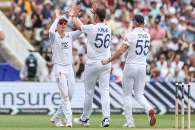 İngiltere 'den Josh Dil, Hindistan' dan Ravindra Jadeja 'nın kalesini 2 Temmuz 2025' te İngiltere 'nin Edgbaston, Birmingham' da Hindistan 'a karşı oynadığı 1. Rothesay Test Maçı' nda takım arkadaşlarıyla kutluyor.