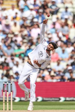 İngiltere 'den Shoaib Bashir, 2. Rothesay Test Maçı' nda topu teslim eder. 2. İngiltere, Hindistan 'a karşı Edgbaston, Birmingham, İngiltere, 3 Temmuz 2025