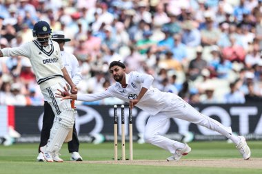 İngiltere 'den Shoaib Bashir, 2. Rothesay Test Maçı 2. İngiltere' nin 3 Temmuz 2025 'te Edgbaston, Birmingham, İngiltere' de Hindistan 'a karşı oynadığı maçta Hindistan kaptanı Shubman Gill' in attığı topu durduramadı.