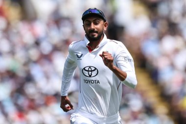 İngiltere 'den Shoaib Bashir, 2. Rothesay Test Maçı' nda topu kovalıyor. 2. İngiltere, Hindistan 'a karşı Edgbaston, Birmingham, İngiltere, 3 Temmuz 2025