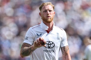 İngiltere kaptanı Ben Stokes, 2 Temmuz 2025 'te Birmingham, İngiltere' nin Edgbaston 'da Hindistan' a karşı oynadığı 1. Rothesay Deneme Maçı 'nda bowlinge hazırlanıyor.