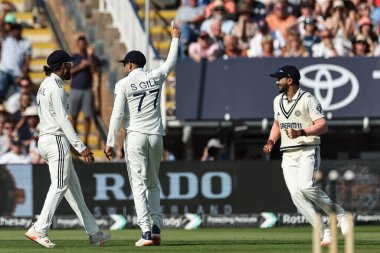 Hindistan kaptanı Shubman Gill, İngiltere Ben Duckett 'i 2. Rothesay Test Maçı' nda, İngiltere 'nin Hindistan' a karşı Edgbaston, Birmingham, İngiltere 'de 3 Temmuz 2025' de yakaladığı maçı kutluyor.