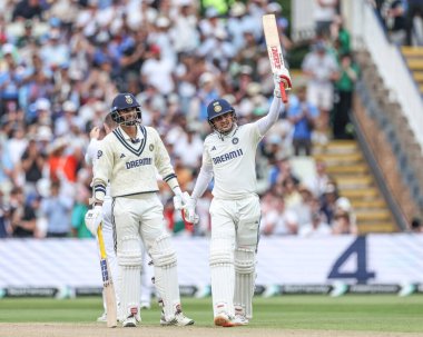 Hindistan kaptanı Shubman Gill, 2. Rothesay Test Maçı 'nda 250. koşuyu kutluyor. 2. İngiltere, Hindistan' a karşı Edgbaston, Birmingham, İngiltere, 3 Temmuz 2025