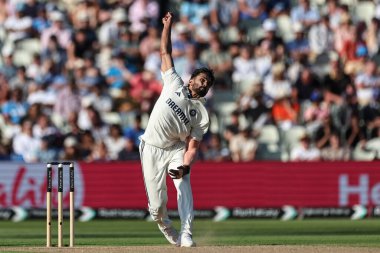 Nitish Kumar Reddy ion India topu 2. Rothesay Test Maçı 'nda veriyor. 2. İngiltere, Hindistan' a karşı Edgbaston, Birmingham, İngiltere, 3 Temmuz 2025