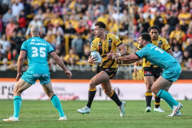 Castleford Tigers takımından Sam Wood, 17. Betfred Süper Ligi karşılaşmasında Castleford Tigers ile Huddersfield Giants arasında oynanan The Mend-A-Hose Jungle, Castleford, Birleşik Krallık, 3 Temmuz 20255 'te oynanan karşılaşmada topa vuruyor.