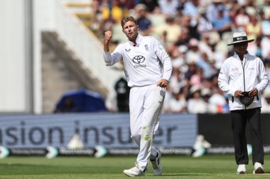 İngiltere 'den Joe Root, 2. Rothesay Test Maçı' nda 3 Temmuz 2025 'te İngiltere' nin Hindistan 'a karşı Edgbaston, Birmingham' da oynadığı maçı kutluyor.