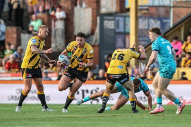 Castleford Tigers takımından Sam Wood, 17. Betfred Süper Ligi karşılaşmasında Castleford Tigers ile Huddersfield Giants arasında oynanan The Mend-A-Hose Jungle, Castleford, Birleşik Krallık, 3 Temmuz 2025 'te oynanan karşılaşmada topa vuruyor.