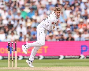 İngiltere 'den Joe Root topu 2. Rothesay Test Maçı' nda veriyor. 2. İngiltere Hindistan 'a karşı Edgbaston, Birmingham, Birleşik Krallık, 3 Temmuz 2025