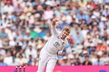 İngiltere 'den Joe Root topu 2. Rothesay Test Maçı' nda veriyor. 2. İngiltere Hindistan 'a karşı Edgbaston, Birmingham, Birleşik Krallık, 3 Temmuz 2025
