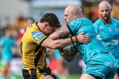 Castleford Tigers takımından Josh Simm ve Huddersfield Giants takımından Adam Swift, 3 Temmuz 2025 'te The Mend-A-Hose Jungle, Castleford, Birleşik Krallık' ta oynanan 17.