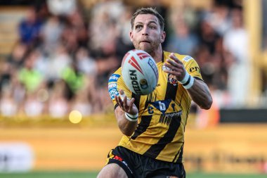 Castleford Tigers takımından Jacob Atkin 17. Betfred Süper Ligi karşılaşmasında pas veriyor. Castleford Tigers, Huddersfield Giants 'a karşı. The Mend-A-Hose Jungle, Castleford, Birleşik Krallık, 3 Temmuz 2025