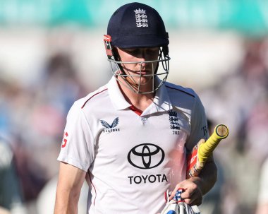 İngiltere 'den Harry Brook 2. Rothesay Test Maçı' nda İngiltere 'nin Hindistan' a karşı Edgbaston, Birmingham, Birleşik Krallık 'ta 3 Temmuz 2025' te oynadığı maçta sahadan çekilmedi.