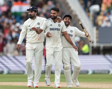 Hindistan 'ın Akash Deep takımı İngiltere' nin Brydon Carse takımının 2. Rothesay Test Maçı 'nda 6 Temmuz 2025' te İngiltere 'nin Edgbaston, Birmingham' da Hindistan 'a karşı oynadığı 5.