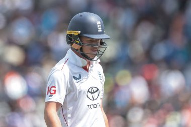 İngiltere 'nin Ollie Pope' u, 6 Temmuz 2025 'te İngiltere' nin Edgbaston, Birmingham 'da Hindistan' a karşı oynadığı 2. Rothesay Test Maçı 'nda görevden alındıktan sonra sahadan ayrıldı.