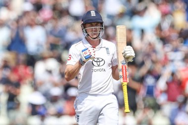 İngiltere 'den Harry Brook, İngiltere' nin Birmingham kentinde oynanan 2. Rothesay Test Maçı 'nda 1 yüzyılı (100 koşu) kutluyor.