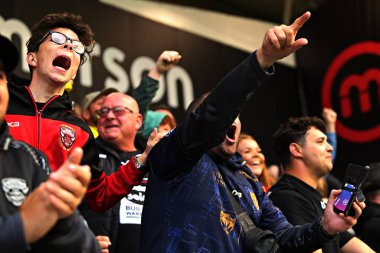 Salford taraftarları, Salford Red Devils 'den Ethan Ryan' ın 17. Salford Red Devils - Warrington Wolves maçında Salford Community Stadyumu, Eccles, İngiltere 'de 4 Temmuz 2025' de attığı golü kutluyorlar.