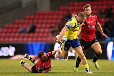 Warrington Wolves 'dan Matt Dufty, Salford Red Devils' den Ryan Brierley ve Salford Red Devils 'den Danny Richardson' dan baskı görüyor. 17. Betfred Süper Ligi karşılaşmasında Salford Red Devils, Salford Community Stadyumu 'nda Warrington Wolves' a karşı.