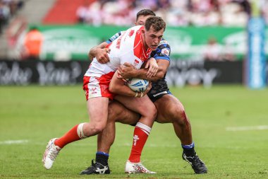 Hull KR 'dan Jack Broadbent, 17. Betfred Süper Ligi karşılaşmasında Ryan Hall of Leeds Rhinos tarafından yenildi. Hull KR, Leeds Rhinos' a karşı Sewell Group Craven Park, Kingston upon Hull, Birleşik Krallık, 6 Temmuz 2025