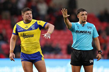 Warrington Wolves 'tan Joe Philbin ve hakem Liam Rush 17. Betfred Süper Lig karşılaşmasında Salford Red Devils, Warrington Wolves' a karşı Salford Community Stadyumu, Eccles, İngiltere, 4 Temmuz 2025